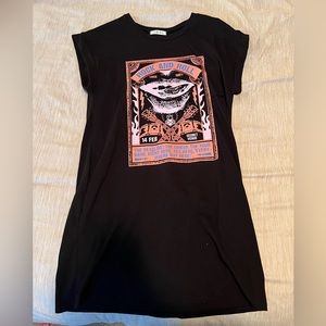 Casual western style tee shirt dress with pockets. Never been worn.